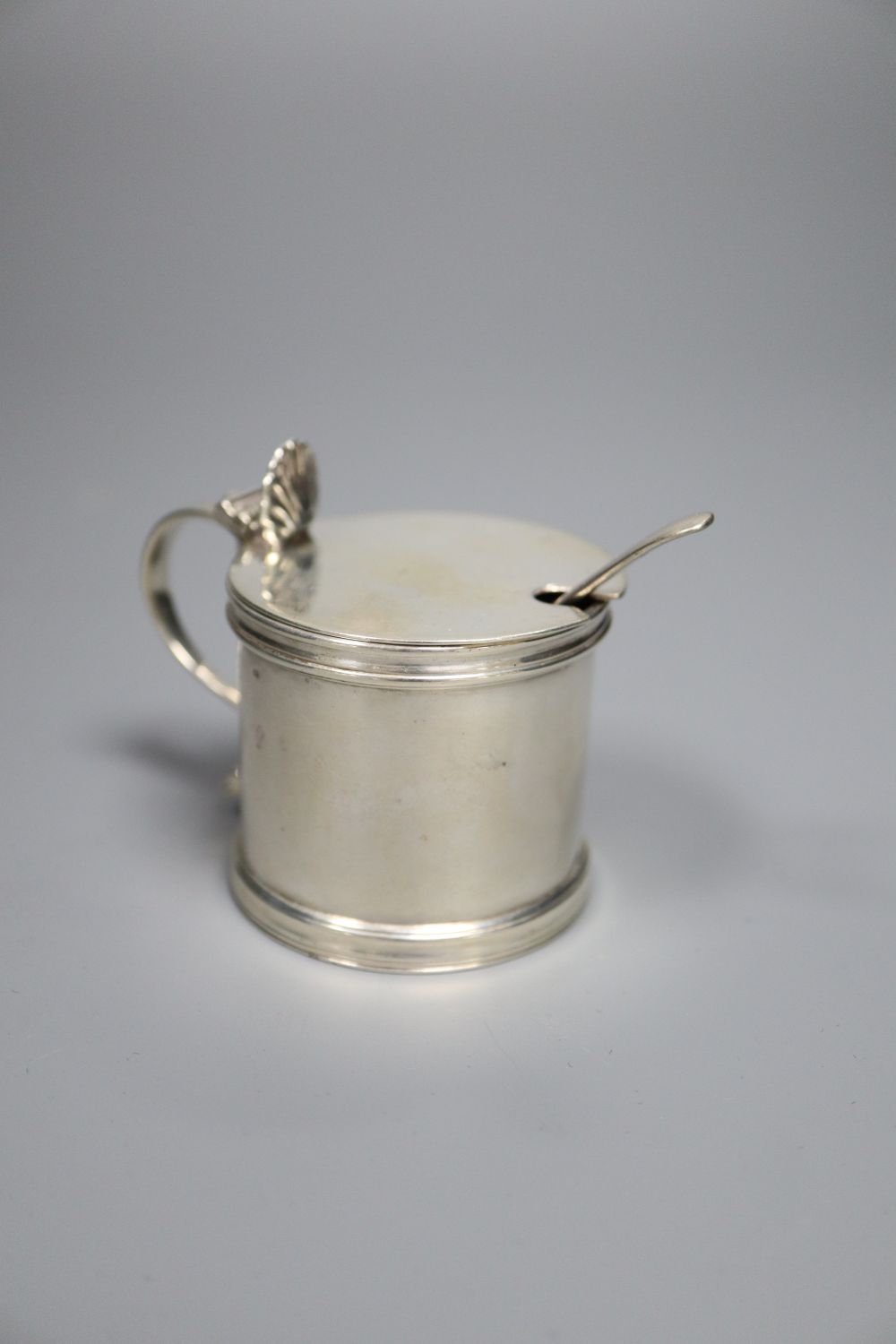 A Victorian silver cream jug, London, 1860, a later silver mustard, sauceboat and pair of pepperettes,